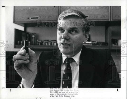 1988 Press Photo Dan Johnson, Director, Eveready Battery Co. - Historic Images