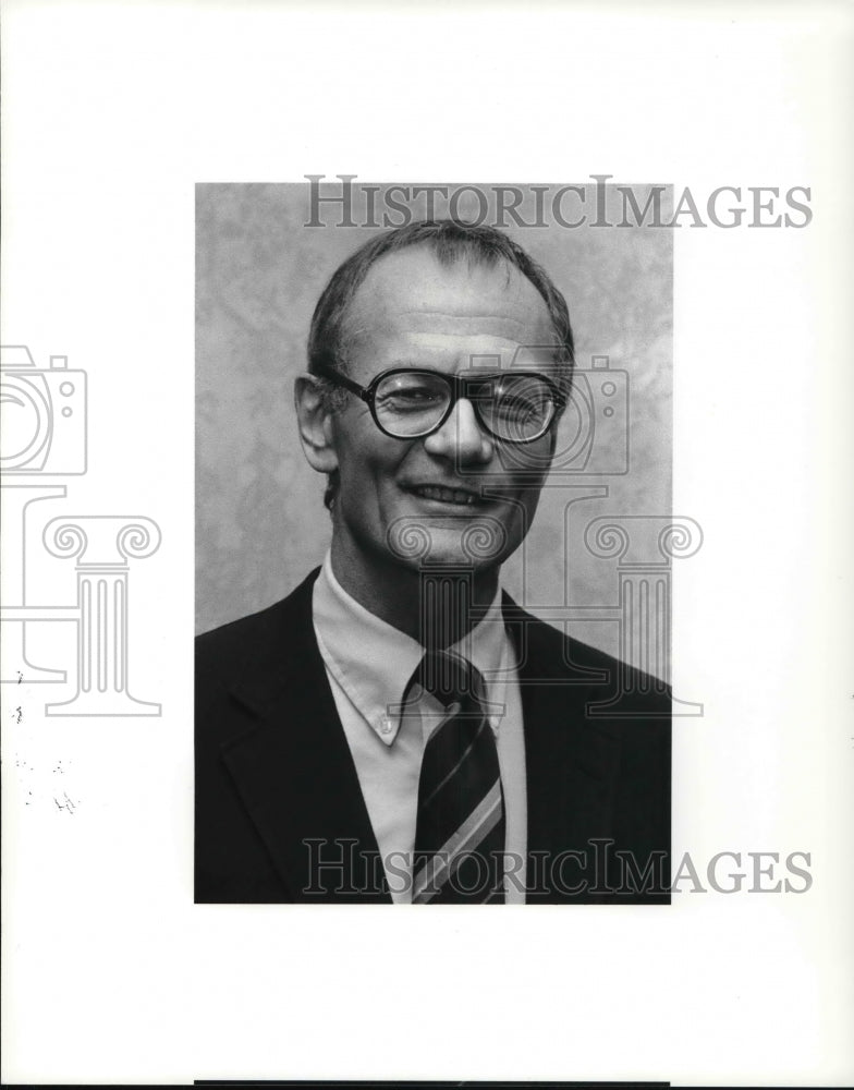 1985 Press Photo Robert Jastrow Plain Dealer Book and Author - Historic Images