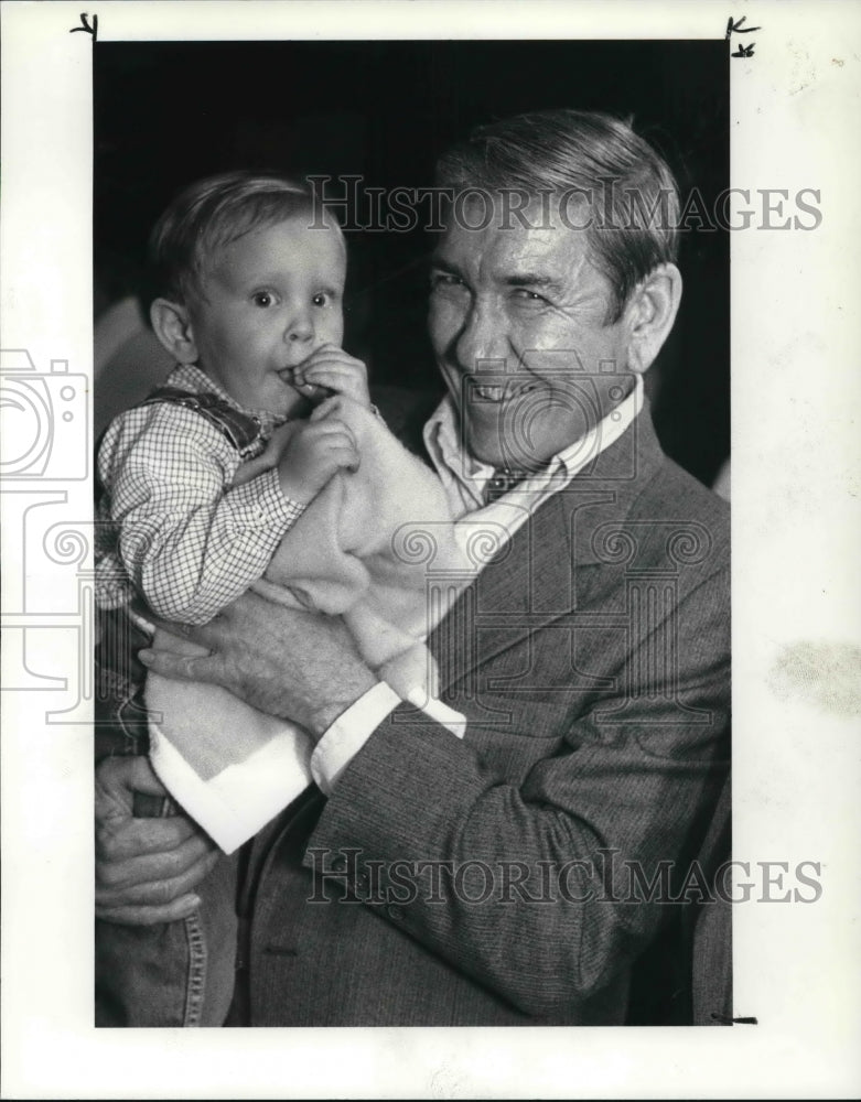 1986 Press Photo Robert Jaskulski &amp; Grandson won at Brecksville America Legion - Historic Images