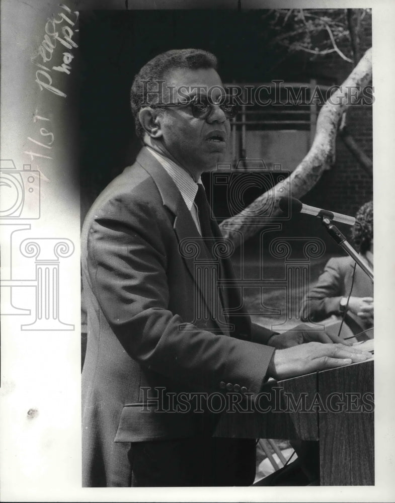 1984, George James at Cedar Estates News Conference - cva25513 - Historic Images