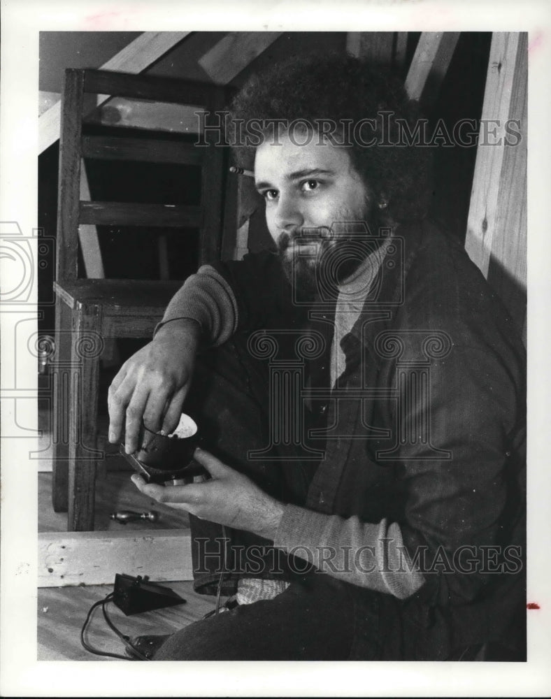 1981 Press Photo Daniel James packs a smoke pot for one of the magic pots - Historic Images