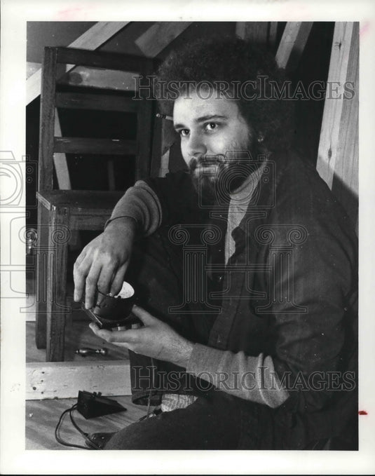 1981 Press Photo Daniel James packs a smoke pot for one of the magic pots - Historic Images
