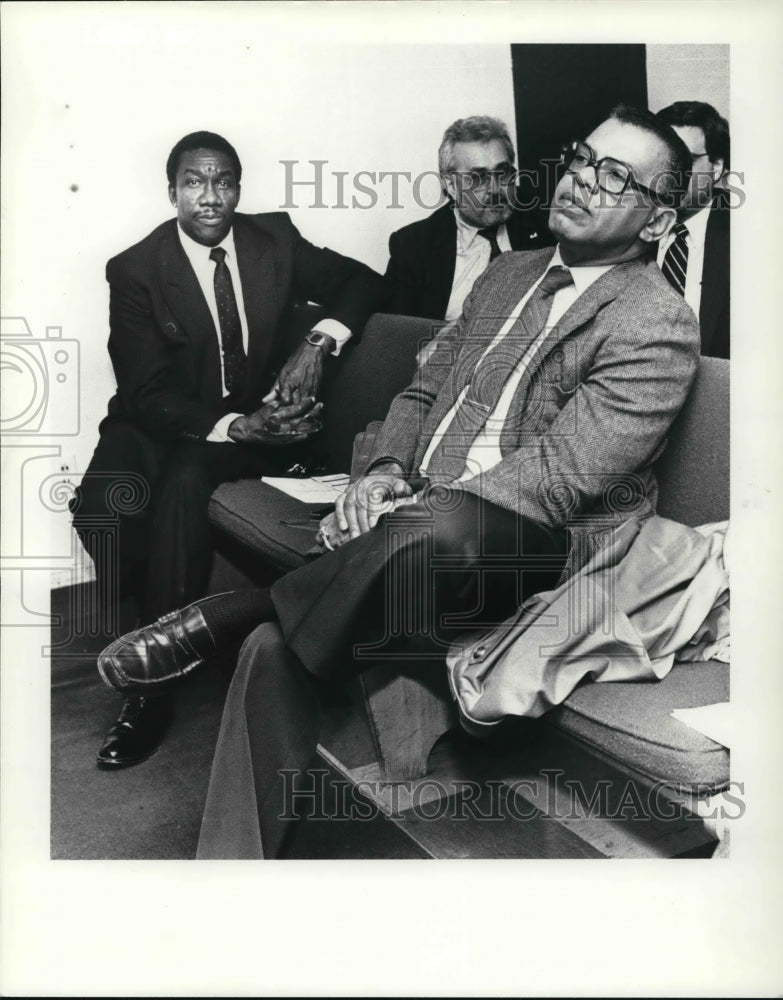 1988 Press Photo CMHA Director George James listens to tenant complaints - Historic Images