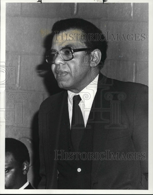 1985 Press Photo George James, CMHA Director, listens to resident complaints - Historic Images