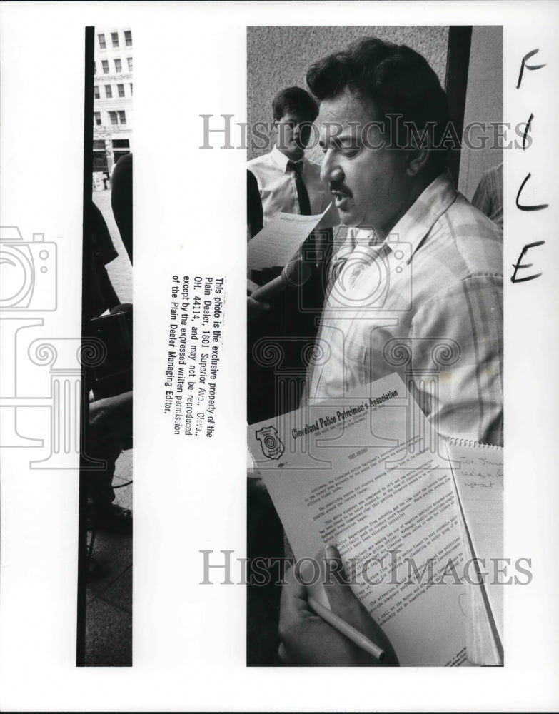 1988 Press Photo President of CPPA, Joe James at Cleveland Police Department - Historic Images
