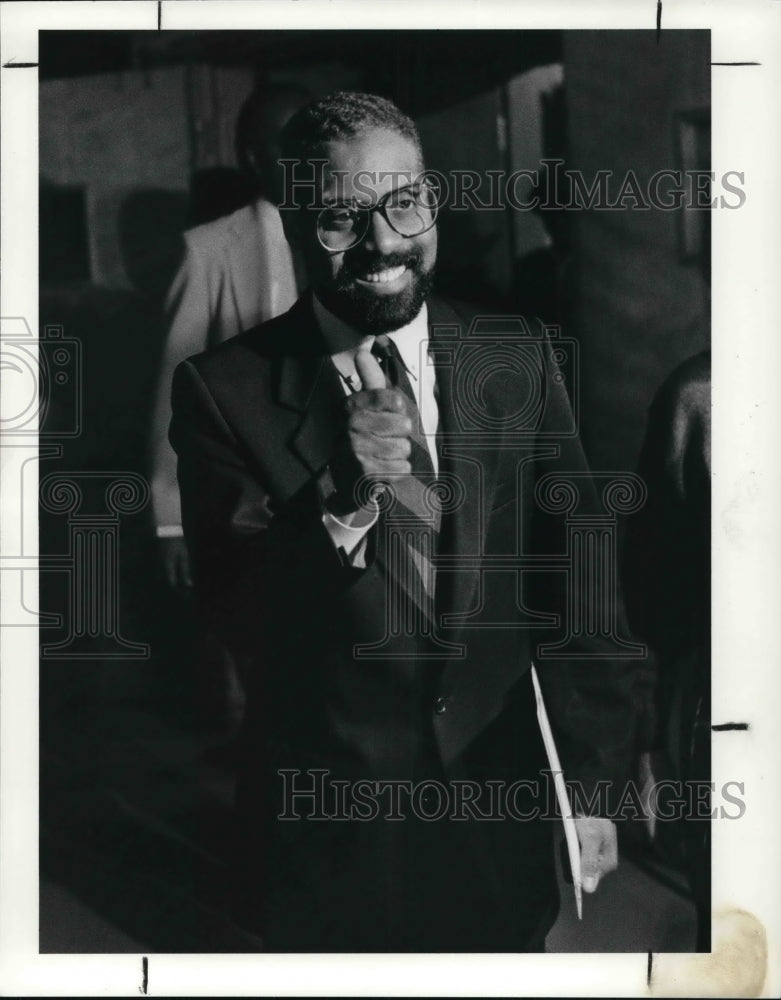 1989 Press Photo Mike White at WKYC studio for his mayoral debate with Forbes - Historic Images