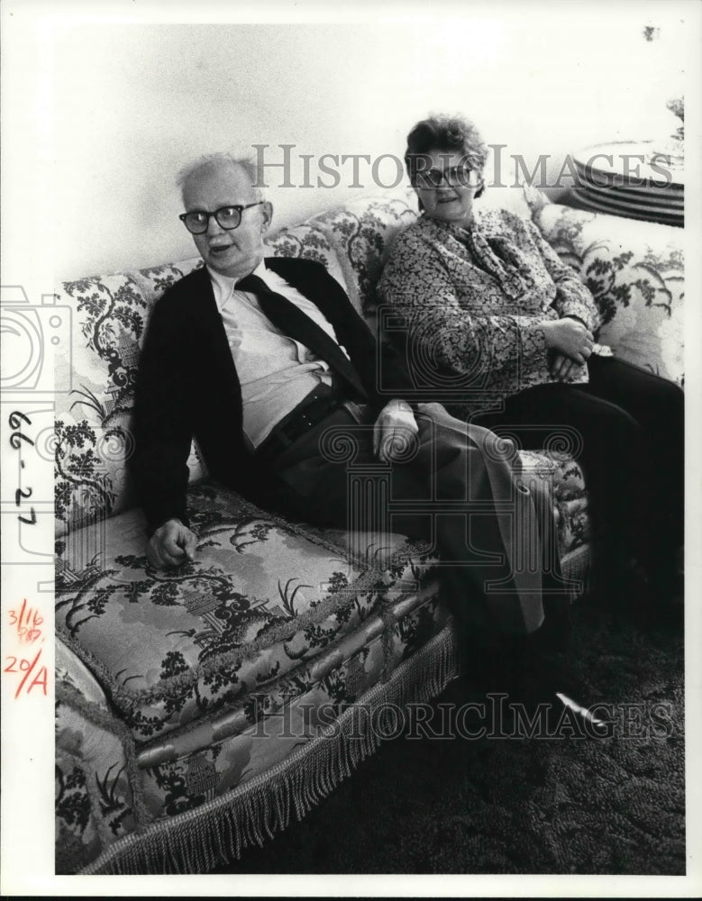 1980 Press Photo Adam and Stella Karpinskion a couch Adam made - Historic Images