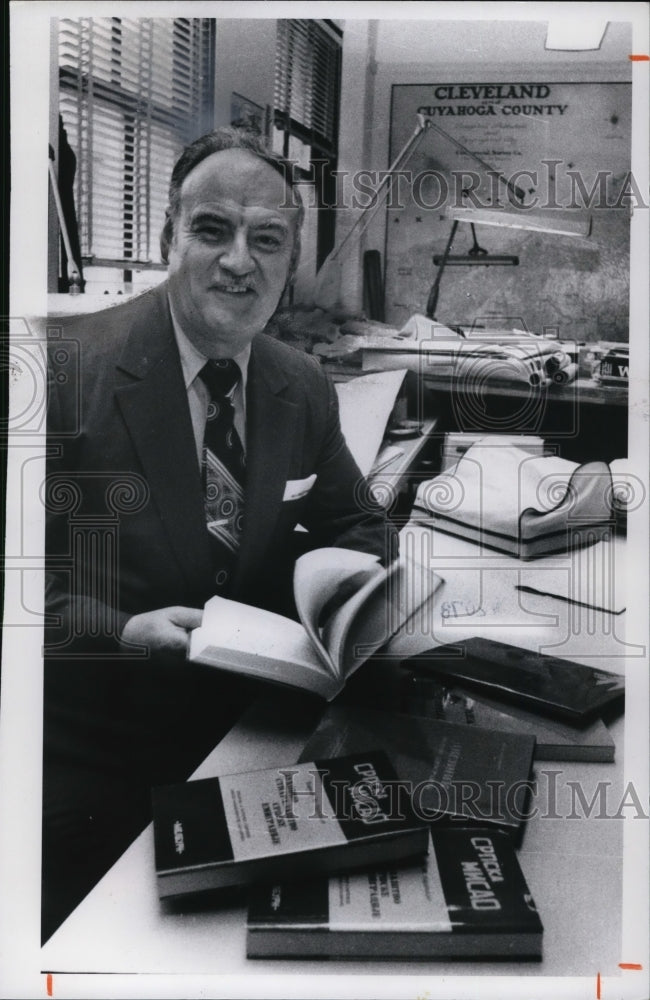 1978 Press Photo Boris M. Kakapanozich in his office - Historic Images