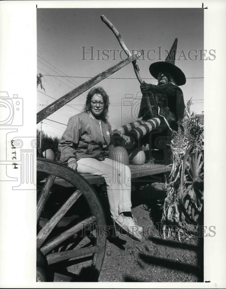 1990 Press Photo Judy Keith, with her 10 ft. witch returned after being stolen - Historic Images