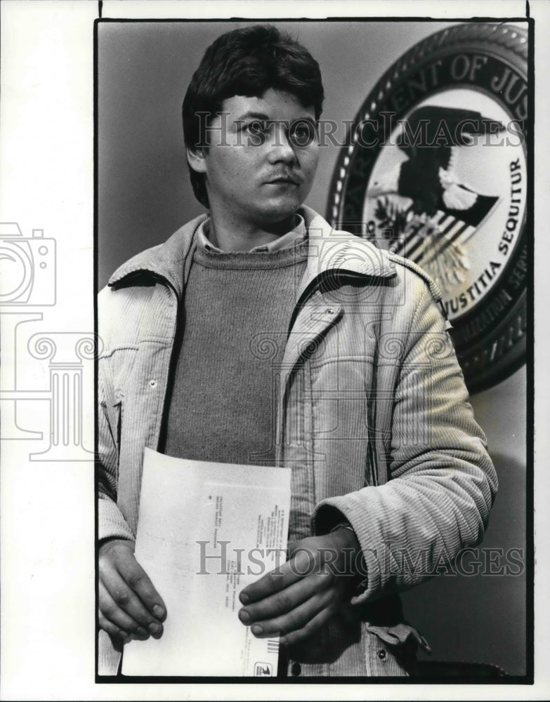 1985 Press Photo Leszek Kapsa, a Polish sailor gets sanctuary - Historic Images