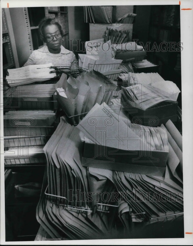 1977 Press Photo Betty J. Kennedy, director of payroll for Cleveland schools - Historic Images