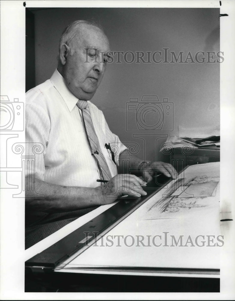 1987 Press Photo Johnny Johns enjoys designing the memorials - Historic Images