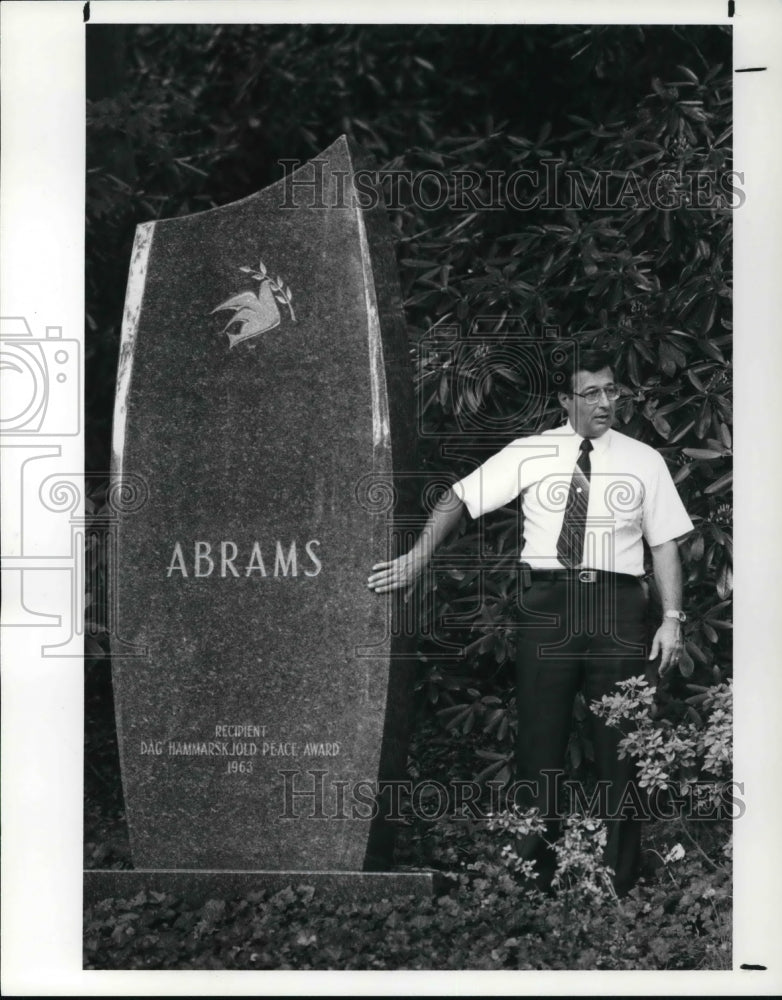 1987 Press Photo Michael Johns&#39; Abrams headstone is his most impressive work - Historic Images