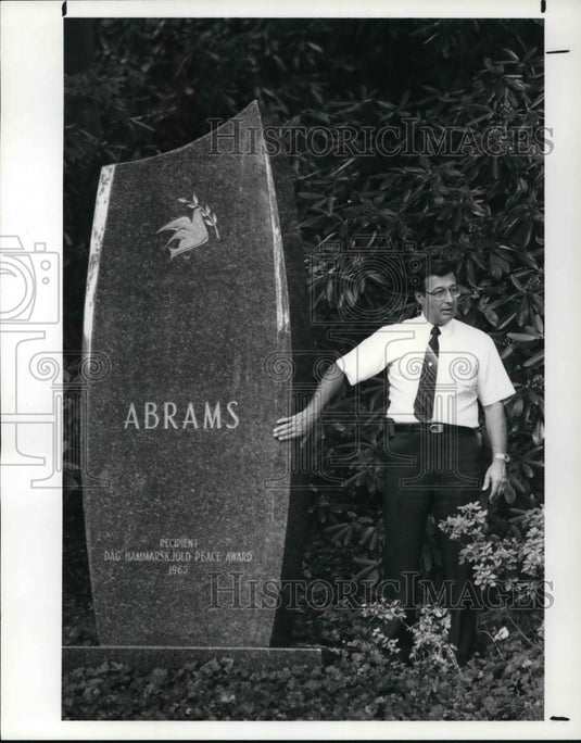 1987 Press Photo Michael Johns' Abrams headstone is his most impressive work - Historic Images