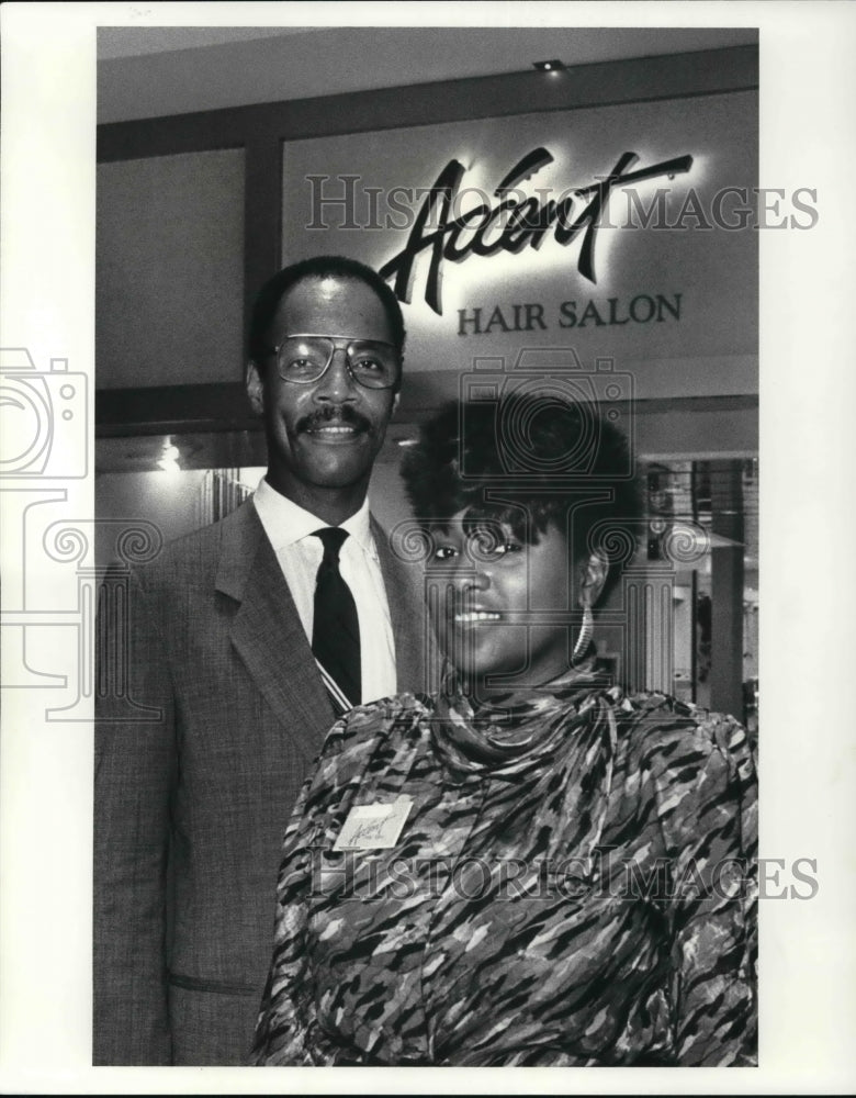 1987 Press Photo Claude Patmon at his new salon w/ Salon Mgr. Alvia Johnson, - Historic Images