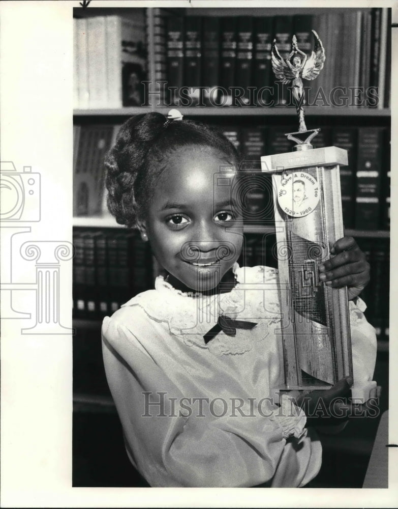 1982 Press Photo Asiah Jones Essay Winner at Martin Luther King&#39;s Award Ceremony - Historic Images