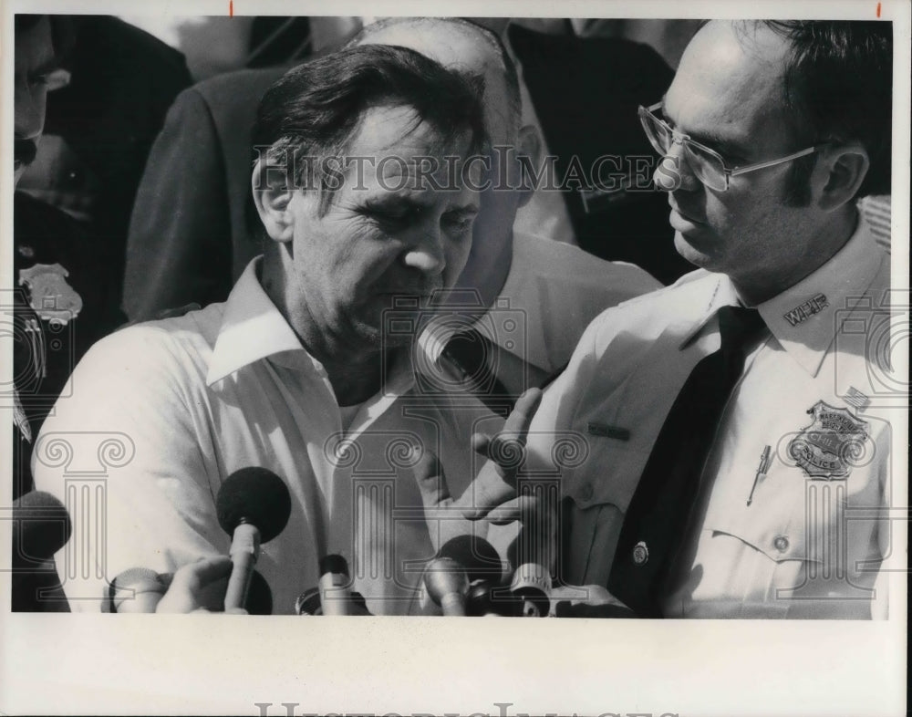 1977 Press Photo Capt. Leo M. Keglovic and Craig H. Merchant, Police Chief - Historic Images