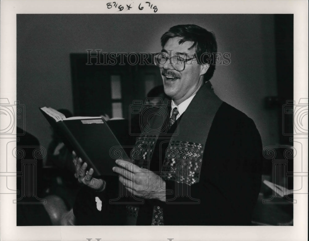 1991 Press Photo The Rev. Kurt William Katzmar, sings the professional hymn - Historic Images