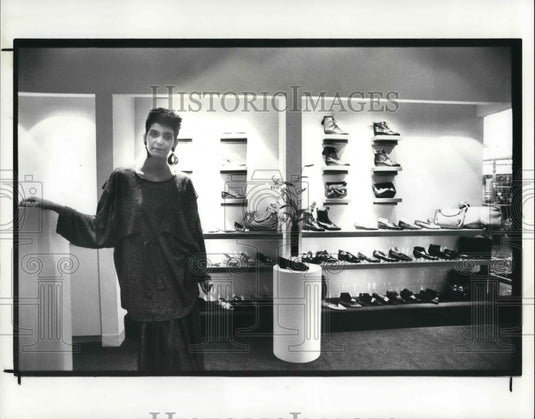 1987 Press Photo Kim Kellogg, manager at Veronica's Shoe in Halle Blvd. - Historic Images