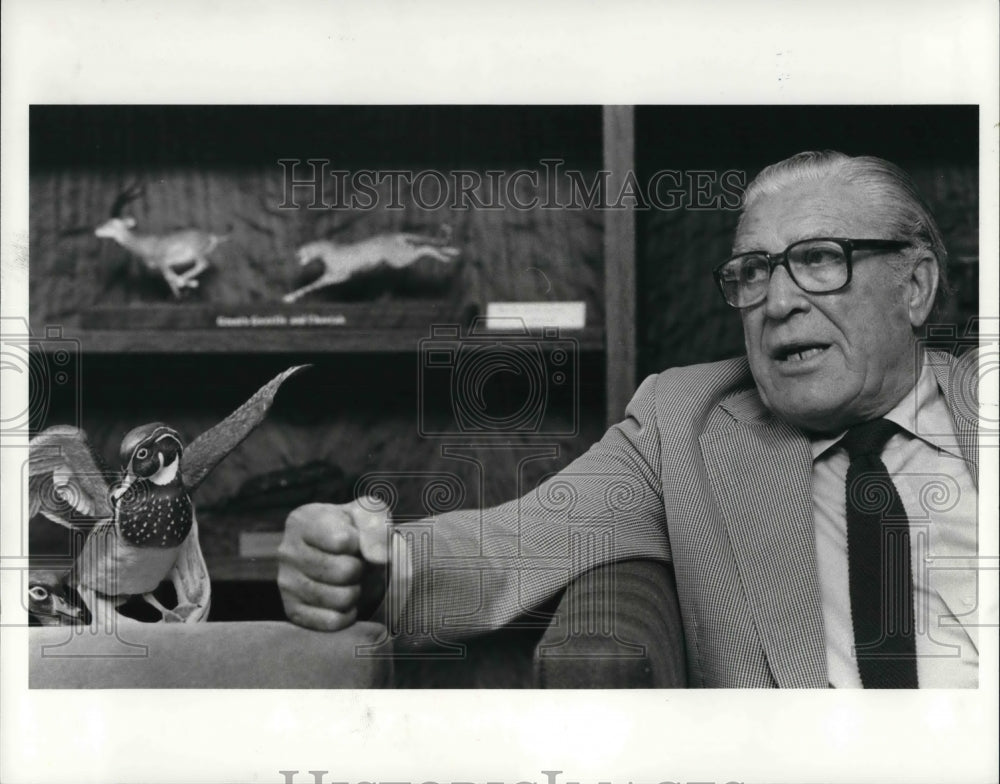 1983 Press Photo Clarence Kelly, former FBI Dir. making a point during interview - Historic Images