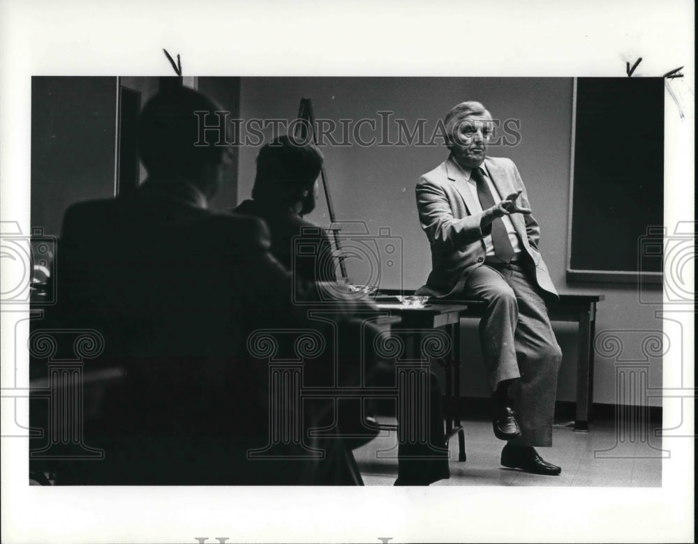 1988 Press Photo Rudy H. Kempter consultant talks about Main Ave Bridge renewal - Historic Images