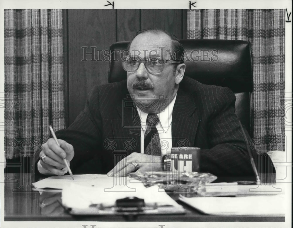 1985 Press Photo Seven Hill Mayor John F. Kelley in his office - Historic Images