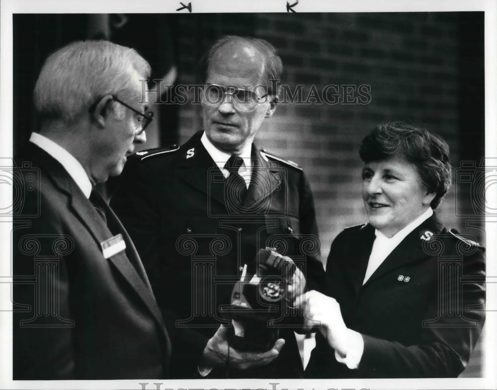 1986 Press Photo Lt Paul M. Kelly, Jean Kelly and Thomas Quayle - Historic Images