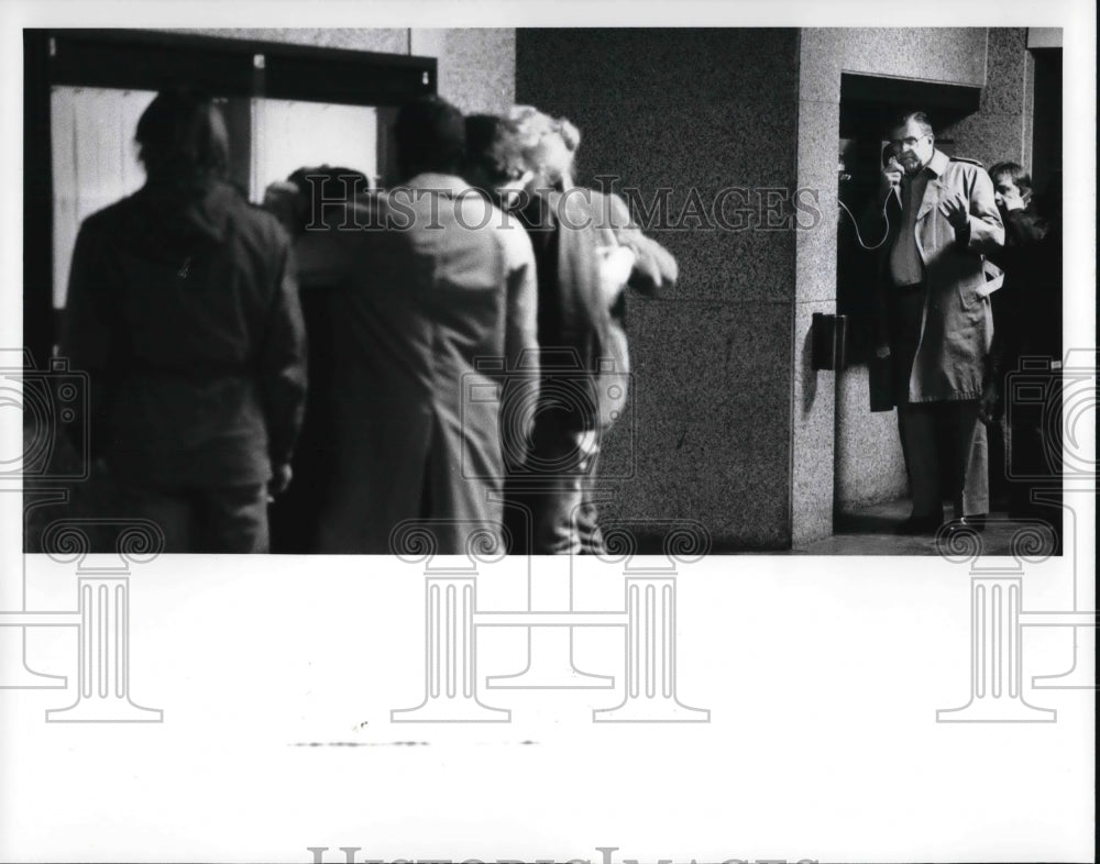 1986 Press Photo Bail Bondsman Daniel Kelly calls on a phone on 3rd floor - Historic Images