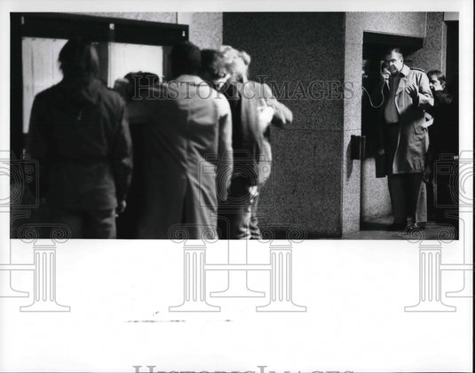 1986 Press Photo Bail Bondsman Daniel Kelly calls on a phone on 3rd floor - Historic Images