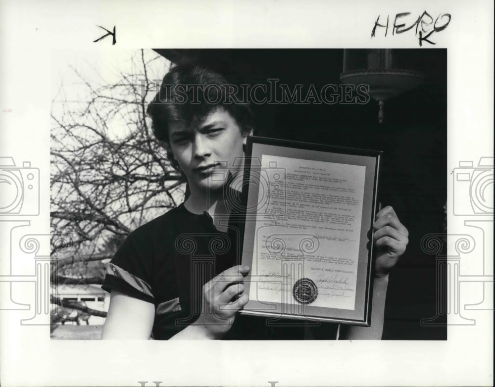 1985 Press Photo Troy Keller and his commendation - Historic Images