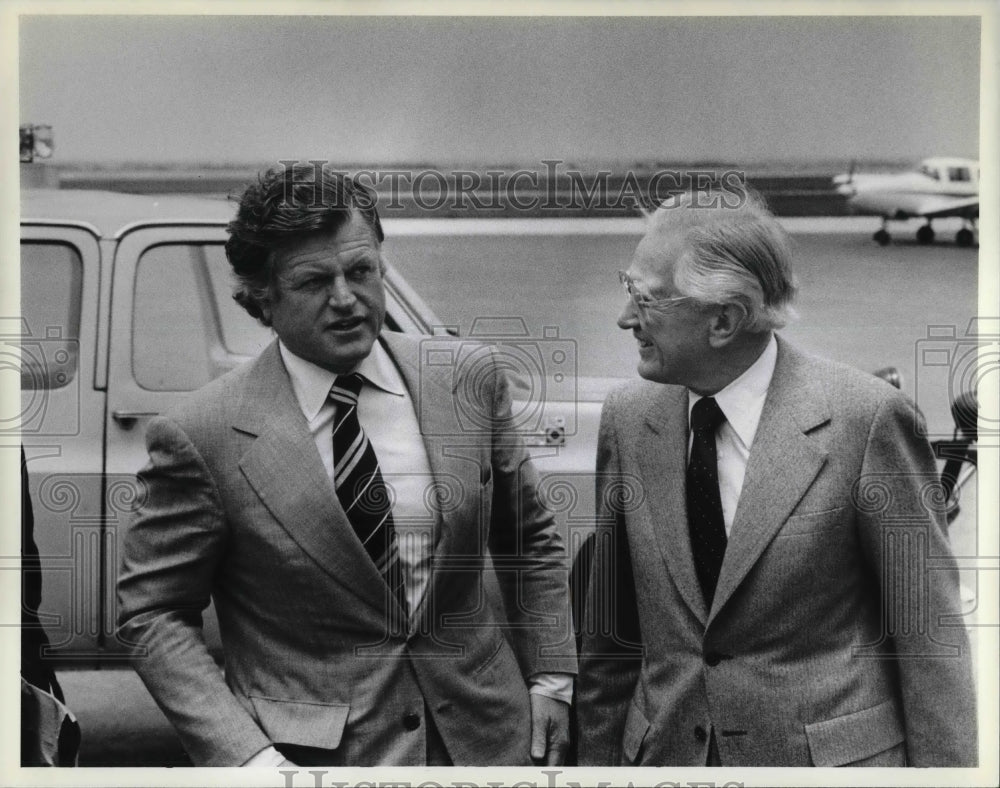 1979 Press Photo Senator Edward Kennedy at Burbe Airport - Historic Images