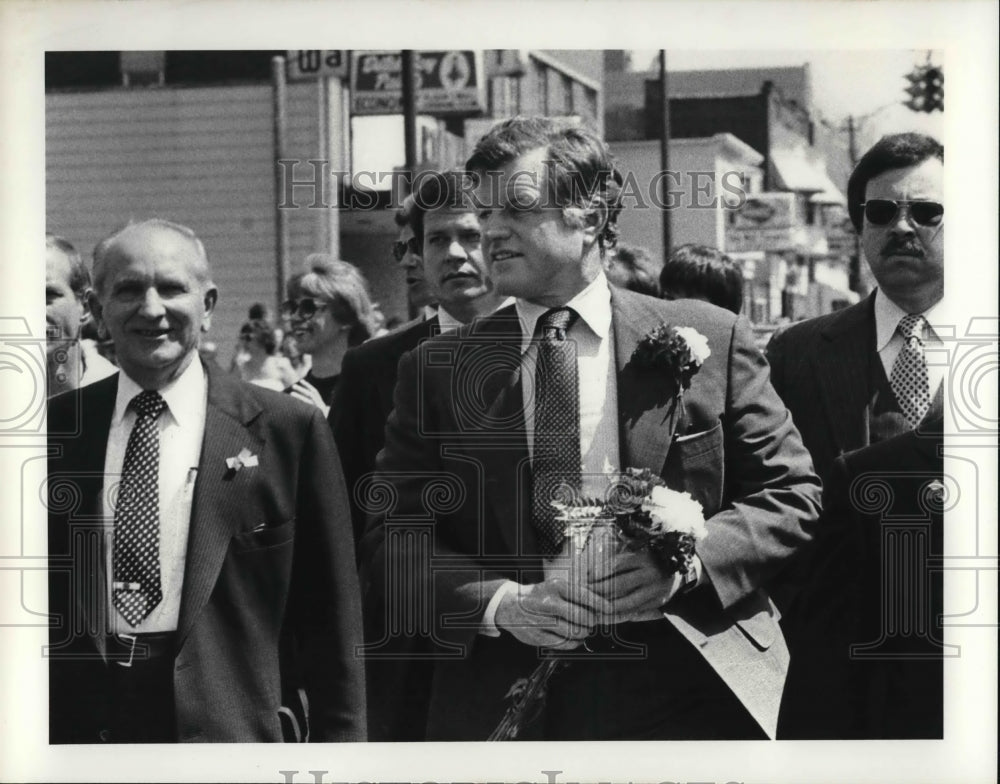 1980 Press Photo Senator Edward M. Kennedy Marches in Polish Parade in Ohio - Historic Images