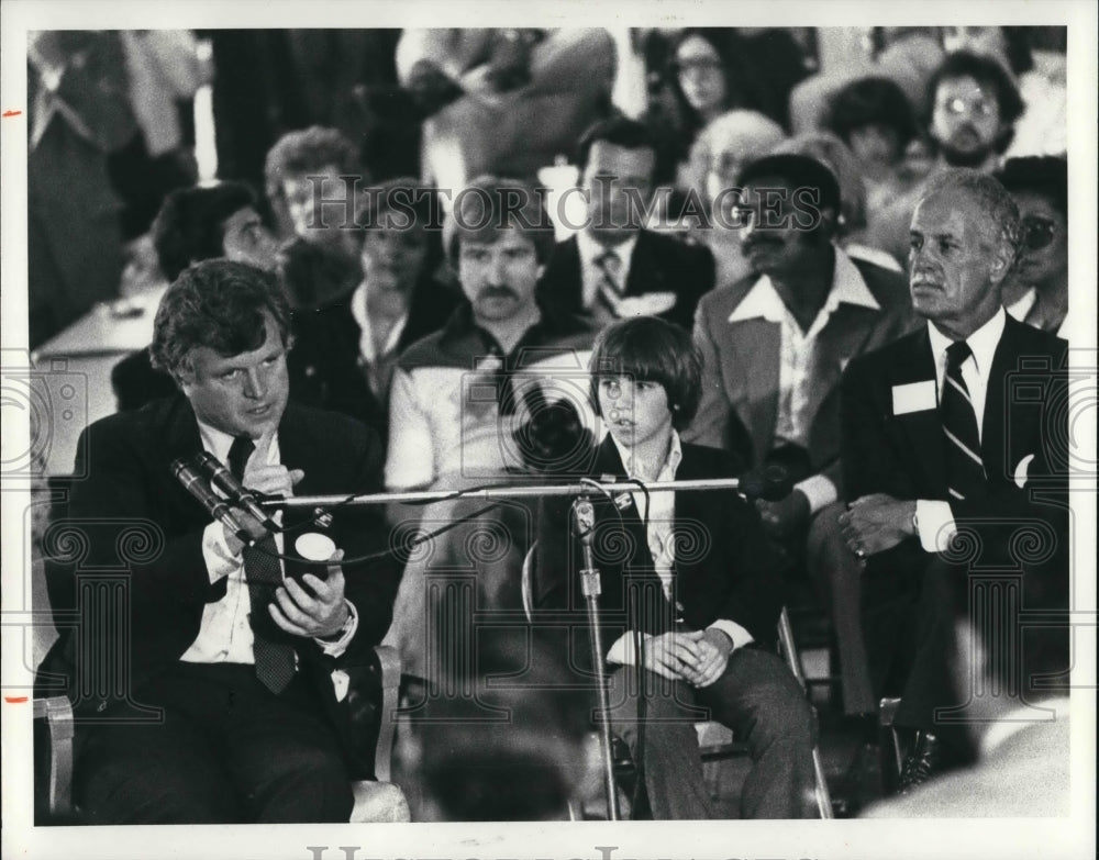 1980 Press Photo Senator M. Kennedy, Nephew Douglas and Pete Bonamato in Ohio - Historic Images