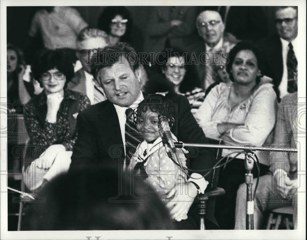 1980 Press Photo Senator Edward M. Kennedy with Lesley Lych at Age 4 - Historic Images