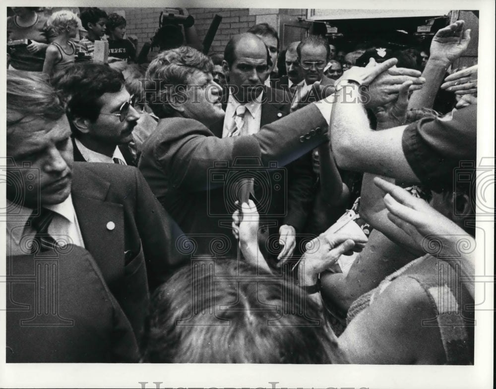 1980 Press Photo Senator Edward M. Kennedy in Crowd West Side Market in Ohio - Historic Images