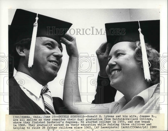 1980 Press Photo Ronald E. Lykens & Wife Joanne Graduate Baldwin-Wallace College - Historic Images