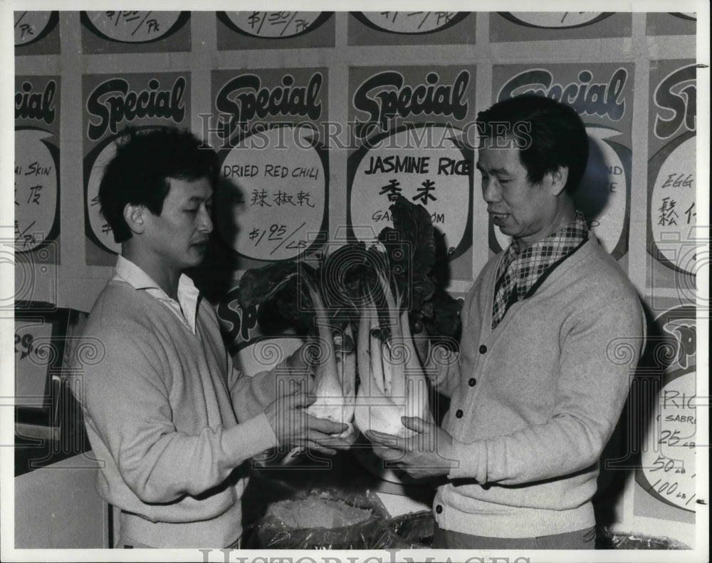 1984 Press Photo John Louie of Hall One with William Toy of Chin&#39;s Restaurant - Historic Images