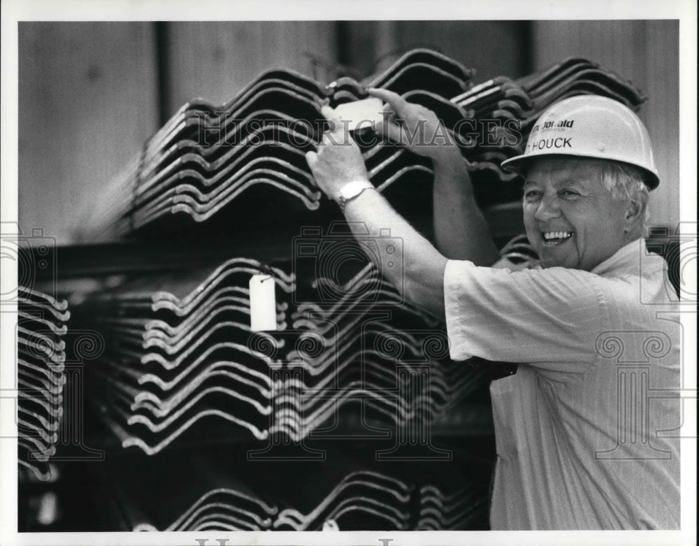 1986 Press Photo President Dave Houck checking destination tags for a truck - Historic Images