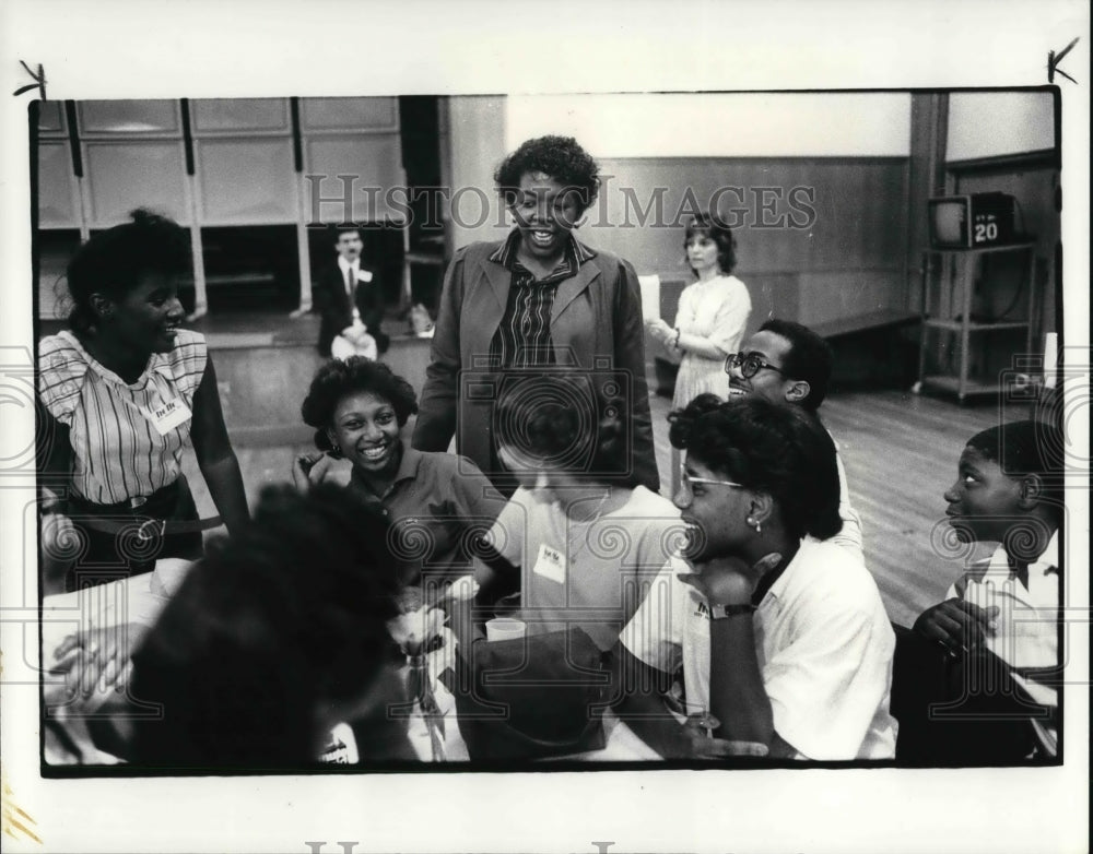 1985 Press Photo Judge Stephanie Tubbs Jones at the Cleveland Hts. High School - Historic Images