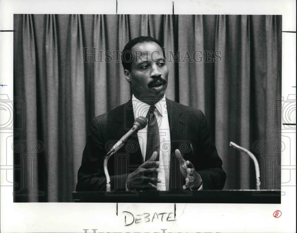 1989 Press Photo Vice Mayor Peter Lawson Jones at the city club for a debate - Historic Images