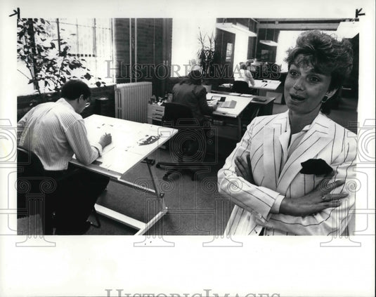 1985 Press Photo Cathryn Kapp at her Graphics Design Company - Historic Images