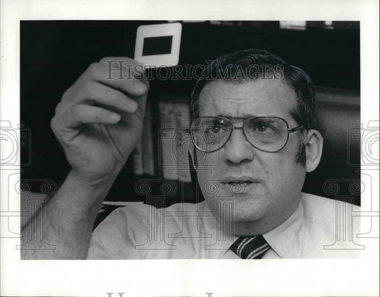 1982 Press Photo Dr John Judge Looks at slides of the Shroud of Turin - Historic Images