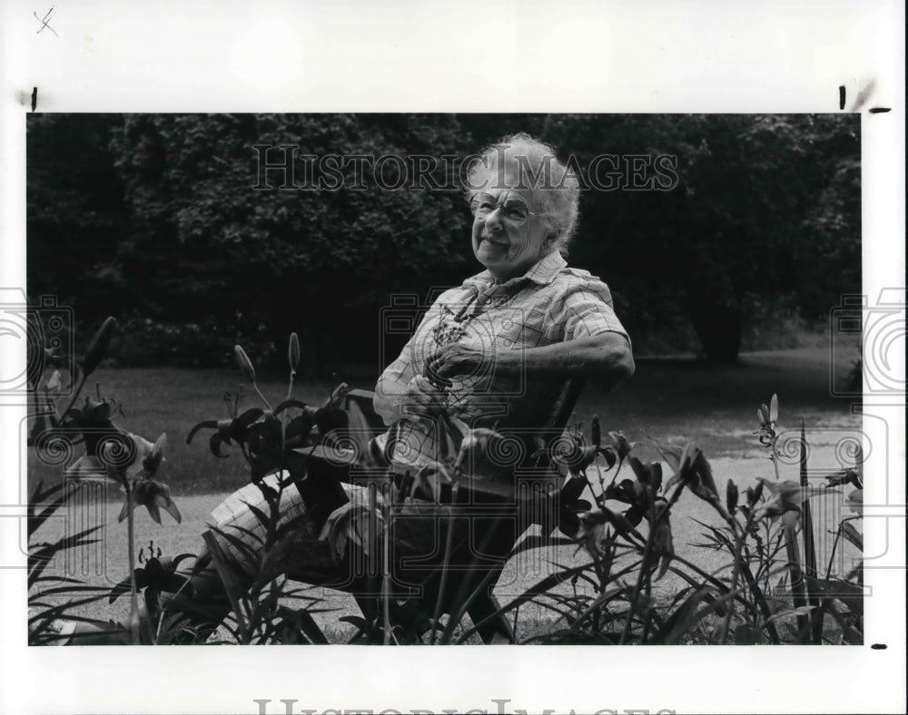 1987 Press Photo Genevieve Jyurovat in her flower garden - Historic Images