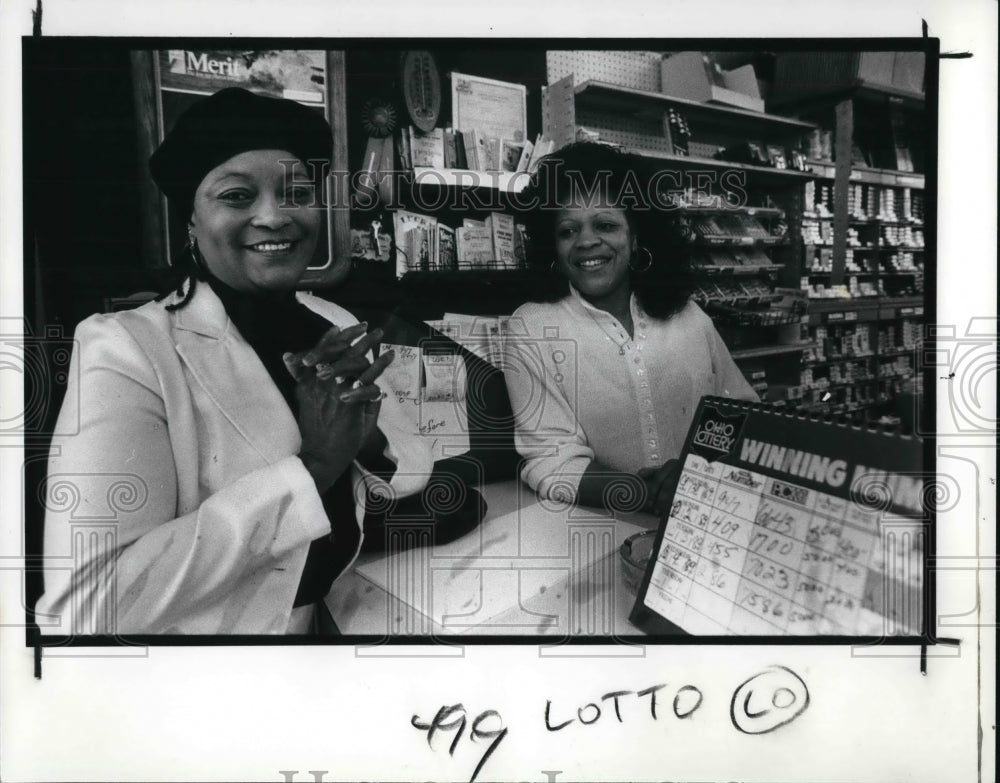 1989 Press Photo Laura Jones, lotto winner with the lotto ticket seller Carolyn - Historic Images