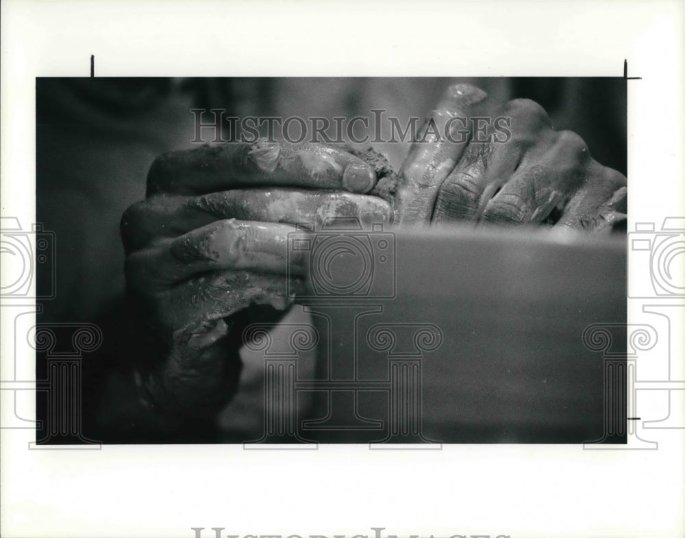 1991 Press Photo Christopher Breuer making pots in his Oberlin Studio - Historic Images