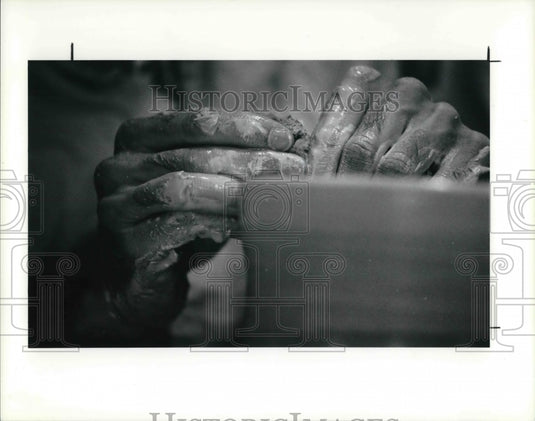 1991 Press Photo Christopher Breuer making pots in his Oberlin Studio - Historic Images