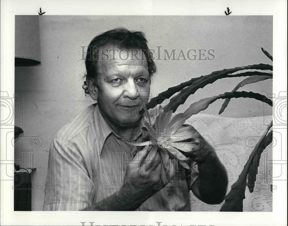 1986 Press Photo Mike Lomaka showing his plant - Historic Images