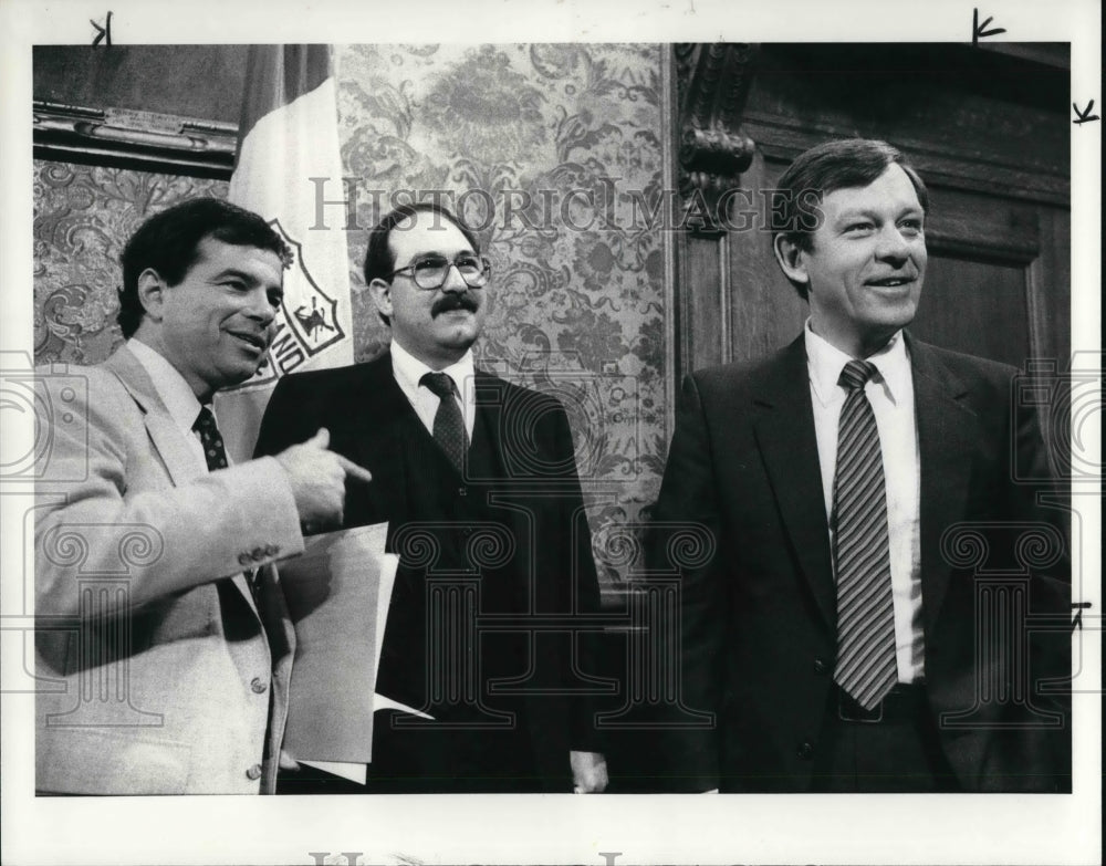 1983 Press Photo Cleveland Mayor Voinoich proclaims home improvement month - Historic Images