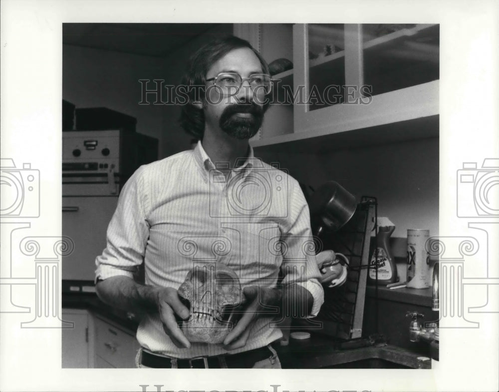 1983 Press Photo  Dr. Owen Love Joy with human skull - Historic Images