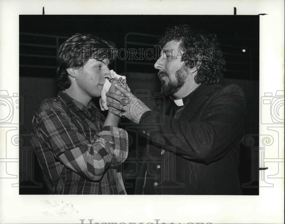 1988 Press Photo Reverend Edward Lord with his father Dr. Michael Lord - Historic Images